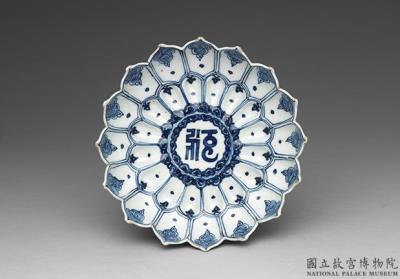 图片[2]-Lotus-petal dish with Sanskrit script in underglaze blue, Ming dynasty, Wanli reign (1573-1620)-China Archive